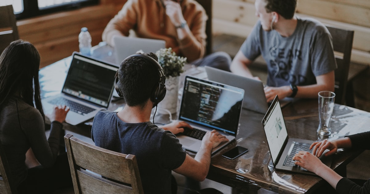 Equipo de trabajo colaborando en una reunión de planeación estratégica