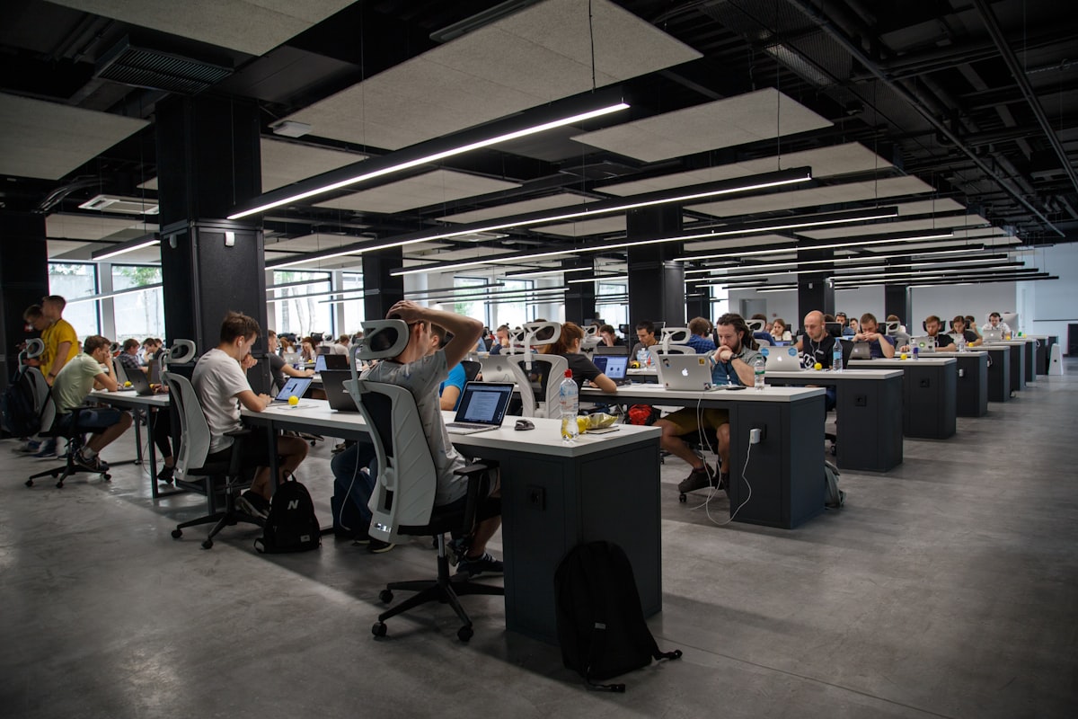 Espacio de trabajo tecnológico moderno con múltiples pantallas