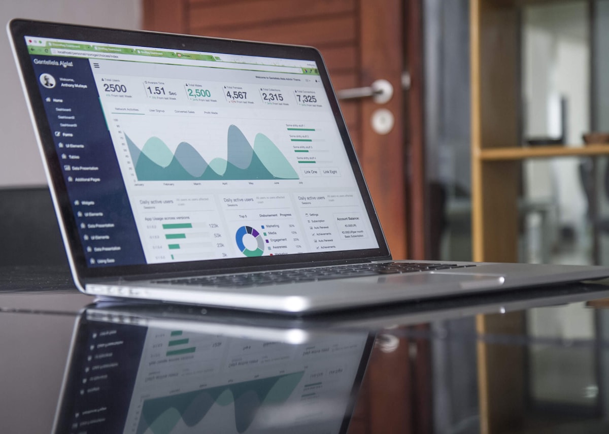 Dashboard de métricas de negocio en pantalla moderna