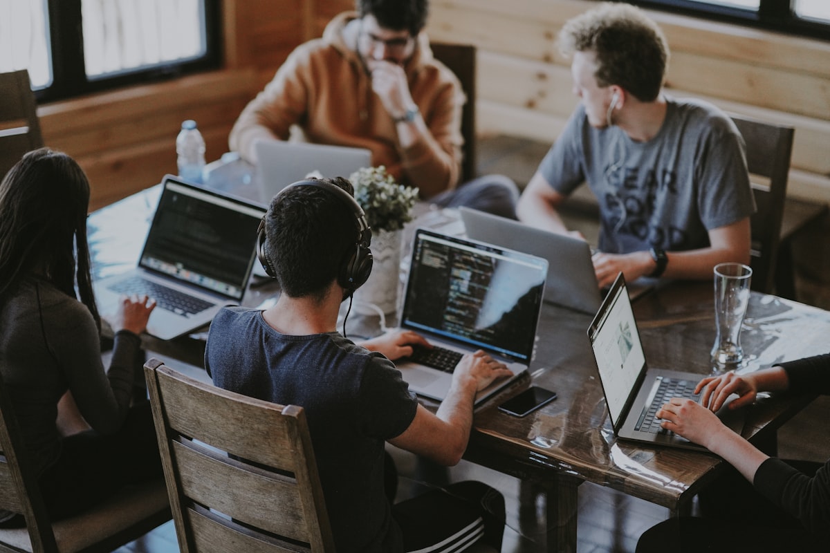 Equipo de trabajo colaborando alrededor de una mesa