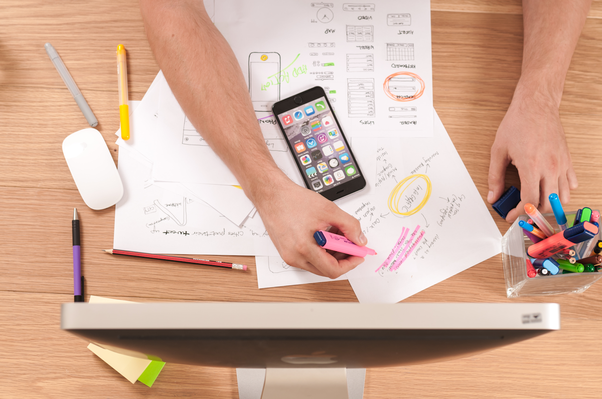 Persona trabajando en estrategia de marketing digital con laptop y notas
