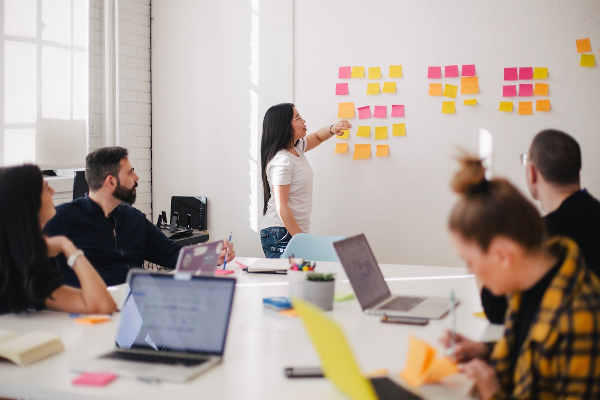Equipo profesional colaborando en sesión de estrategia