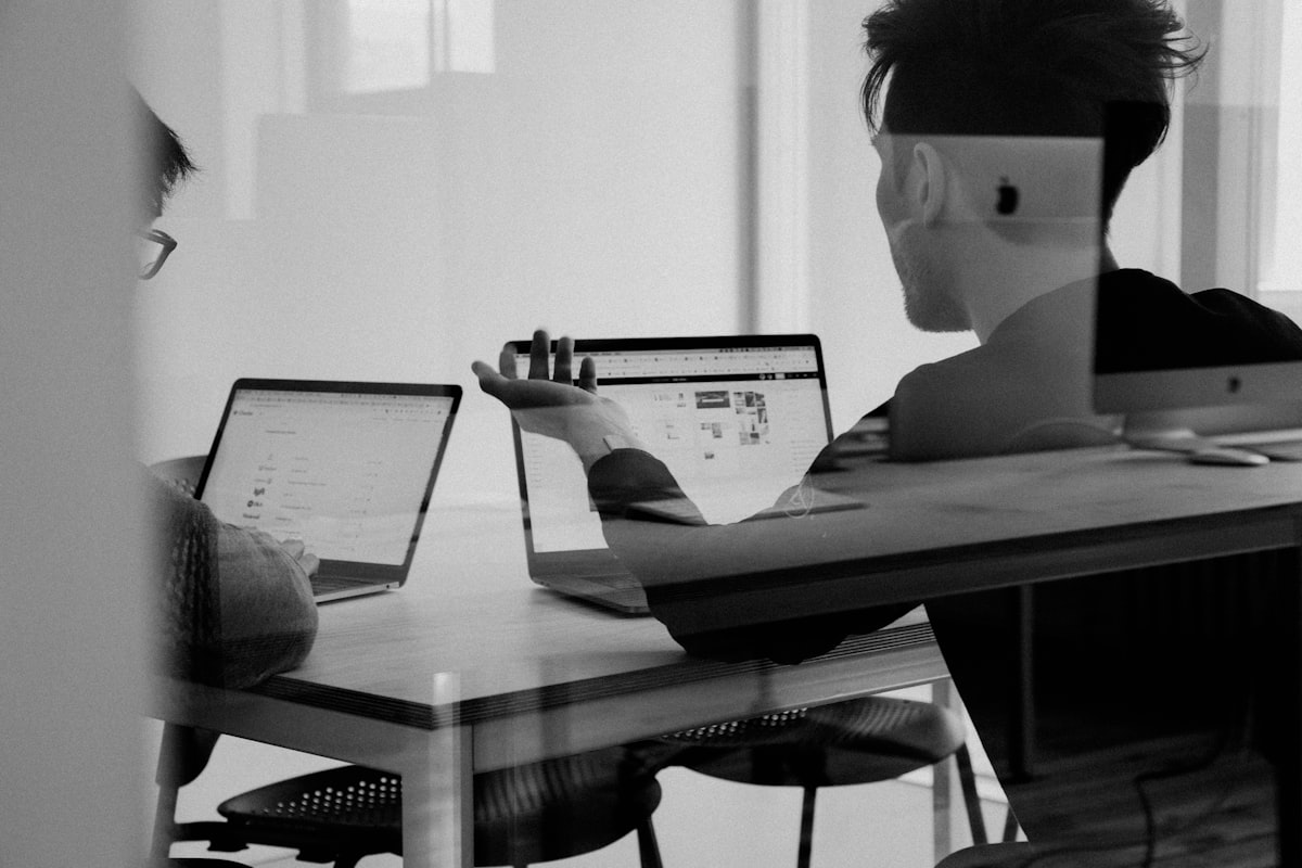 Persona trabajando en organización y planificación estratégica