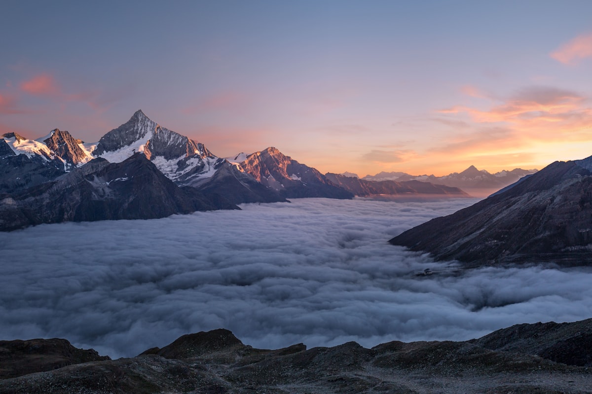Paisaje montañoso al amanecer representando nuevos horizontes